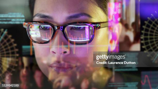 シースルーデータ画面ウォッチャー。 - 2018 glasses ストックフォトと画像