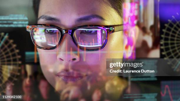 see-thru data scherm watcher. - investigation stockfoto's en -beelden