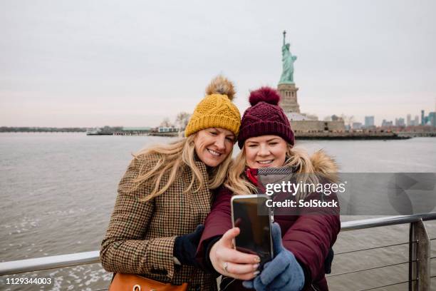 estátua da liberdade selfie - statue of liberty new york city - fotografias e filmes do acervo