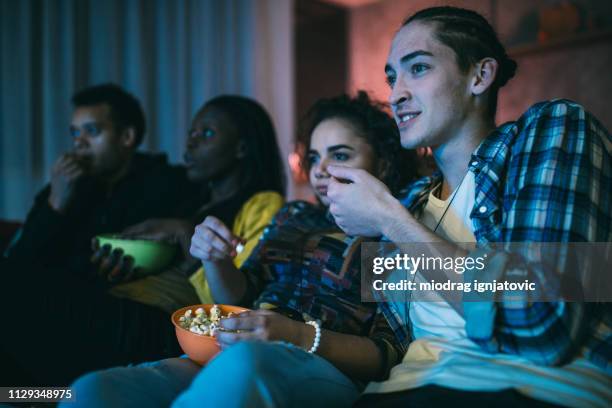 vänner tittar skräck film - late night television bildbanksfoton och bilder