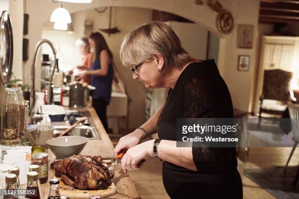 weihnachten - schneiden die ente vorbereiten abendessen - christmas cooking stock-fotos und bilder