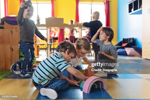 kinder basteln aktivität - kindergartengebäude stock-fotos und bilder