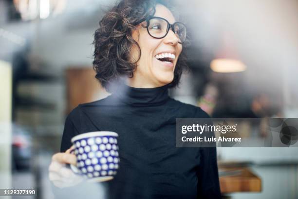 cheerful businesswoman at coffee shop - restaurant humour photos et images de collection