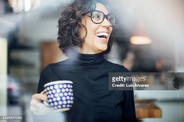 cheerful businesswoman at coffee shop - gladlynt bildbanksfoton och bilder
