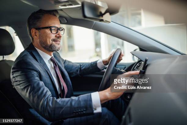 businessman searching location phone while driving a car - motorista ocupação - fotografias e filmes do acervo
