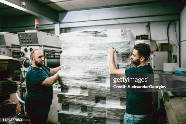 packing cardboard pallets with nylon - vehicle wrapping stock pictures, royalty-free photos & images