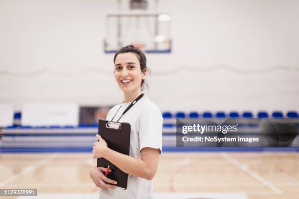 retrato de entrenador femenino de voleibol en la cancha de voleibol - physical education fotografías e imágenes de stock