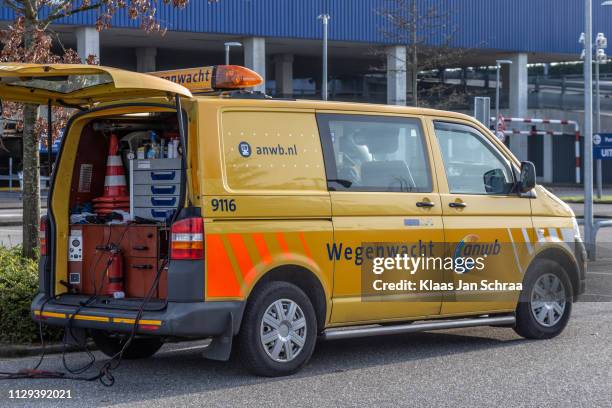 anwb wegenwacht auto helpt bij pech op locatie - roadside assistance stock pictures, royalty-free photos & images