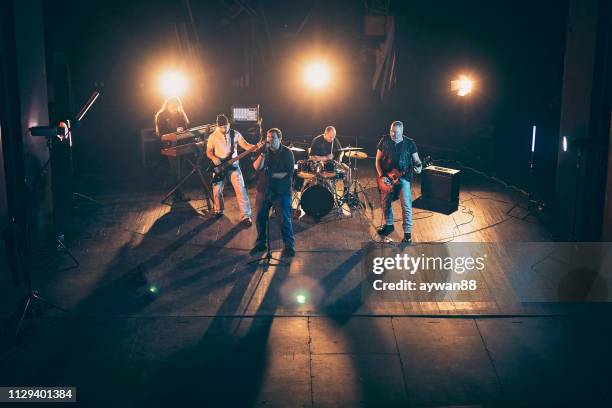 banda de rock and roll interpretando música de rock duro en el escenario - bandas-de-rock fotografías e imágenes de stock