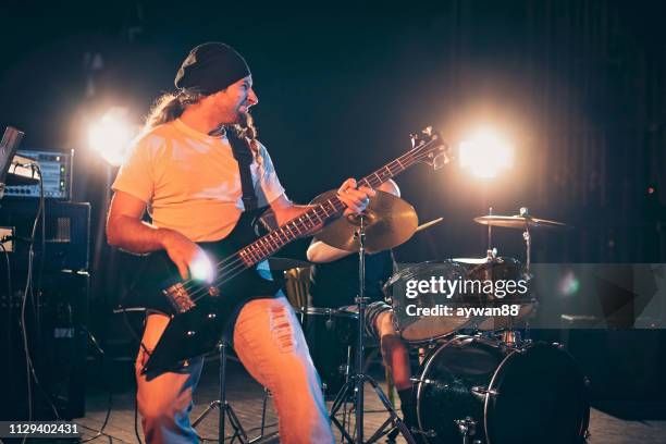 gitarrist auf der bühne - bassgitarre stock-fotos und bilder
