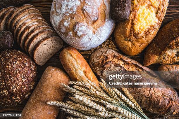 naturaleza muerta con panes y trigos - bakery fotografías e imágenes de stock