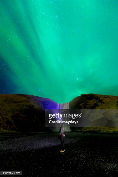 amazing northern lights in vik i myrdal in southern iceland - esposizione lunga stock-fotos und bilder