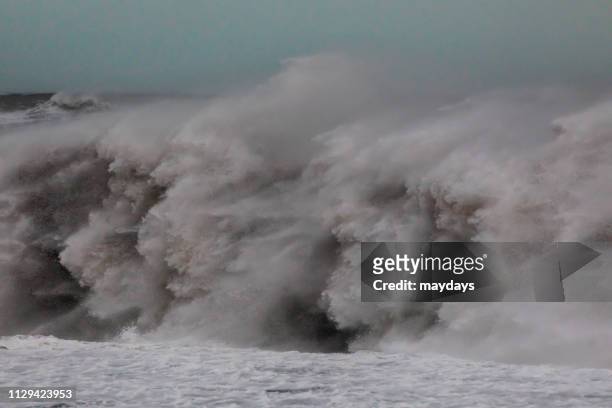 ocean wave - impressionante stock-fotos und bilder