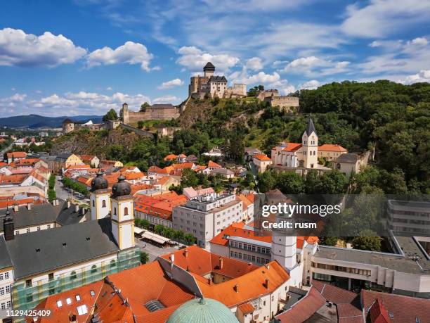 aerial panorama der altstadt trencin, slowakei - slowakei stock-fotos und bilder