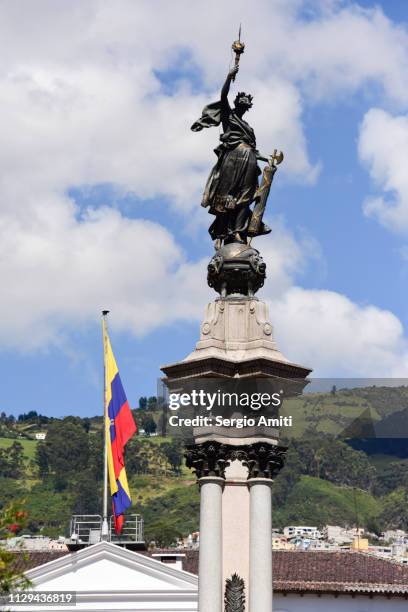 monument to the independence heroes in quito - sculpture heros photos et images de collection