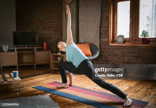 dreieck yogaposition - damenunterwäsche stock-fotos und bilder