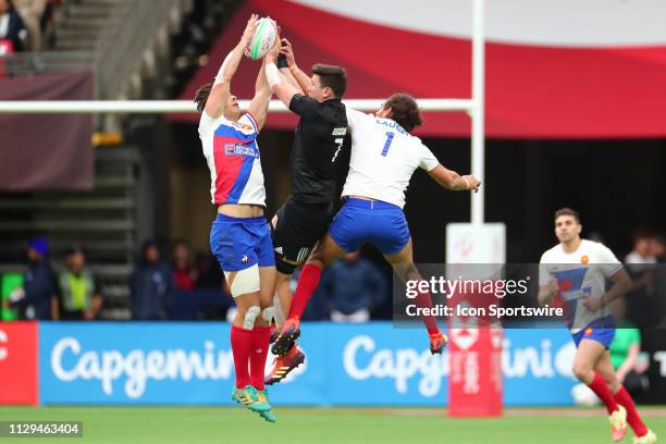Sam Dickson Rugby 480 Rugby Player Leaping Up To Catch Ball Stock Photos, High-Res ...