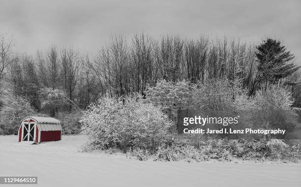red barn in snowy landscape - bangor maine stockfoto's en -beelden
