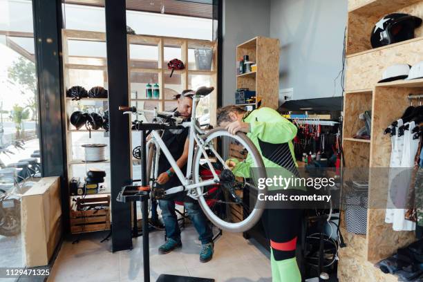 成熟した大人の�男の修理自転車 - ロードバイク ストックフォトと画像