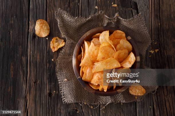 barbecue smaak potato chips - bag of potato chips stockfoto's en -beelden