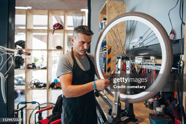 fiets service - bike mechanic stockfoto's en -beelden