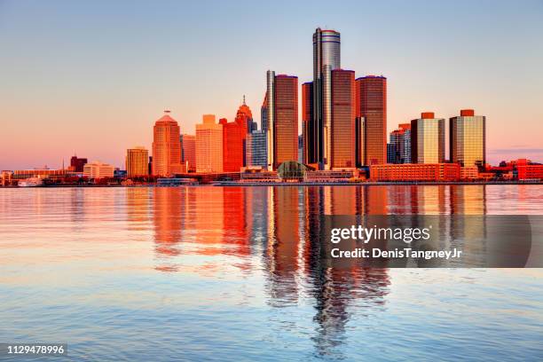 detroit, michigan - detroit skyline stock-fotos und bilder