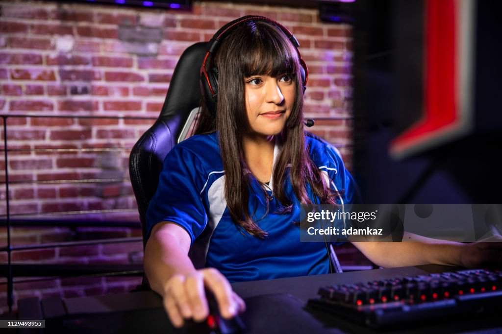 Jonge vrouwelijke professionele gamer