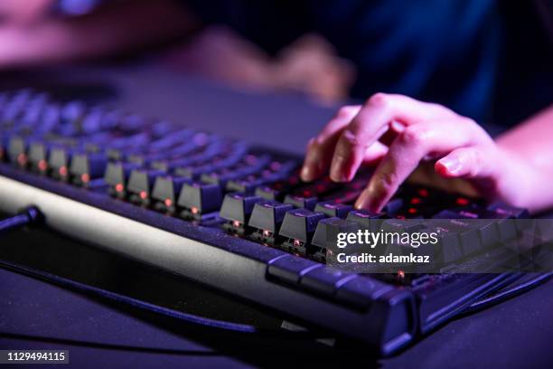 closeup de mãos no teclado - computer keyboard - fotografias e filmes do acervo