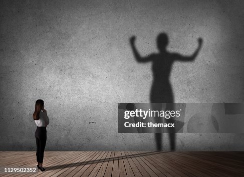 Geschäftsfrau, die mächtigen der Schatten Geschäftsfrau, die mächtigen der Schatten