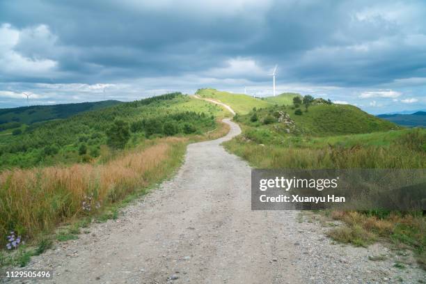 mountain road - empty road stock-fotos und bilder