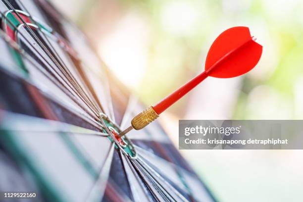 business goals concept,darts - arco y flecha fotografías e imágenes de stock