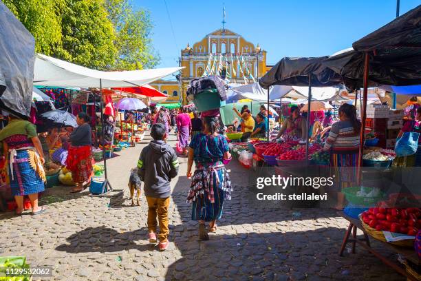 santa maria de jesus marknaden och kyrkan, guatemala - guatemala bildbanksfoton och bilder