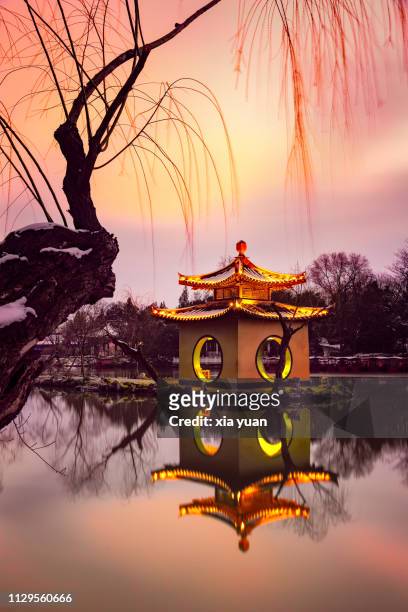 pavilion on slender west lake at dusk,yangzhou,china - yangzhou stockfoto's en -beelden