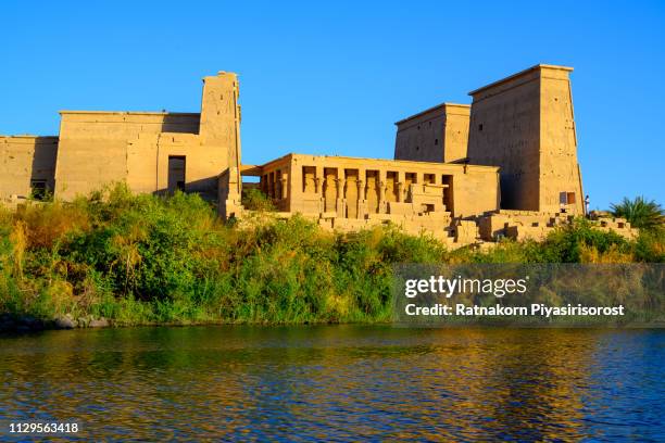 sunset scene of philae temple in aswan on the nile in egypt - historia antigua fotografías e imágenes de stock