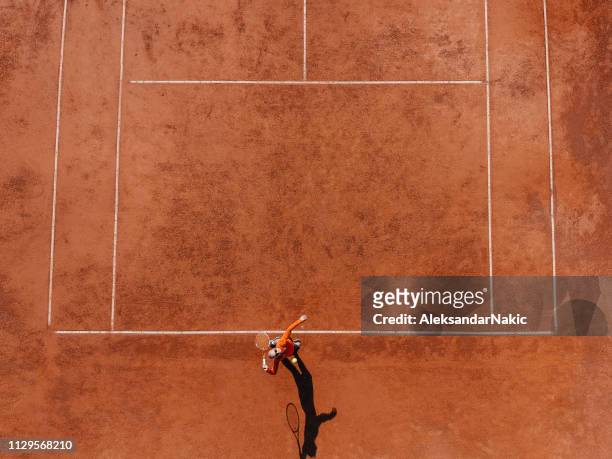試合中にテニスコートでテニス プレーヤー - 陸上競技場　無人 ストックフォトと画像