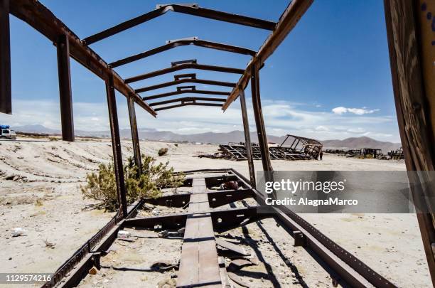 uyuni train cemetery - arrugginito fotografías e imágenes de stock