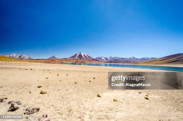 laguna miscanti 2 - montagne rocciose fotografías e imágenes de stock