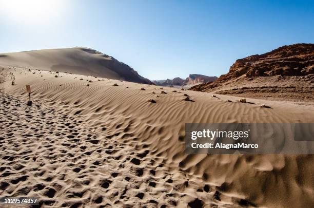 moon valley - formazione rocciosa stock pictures, royalty-free photos & images