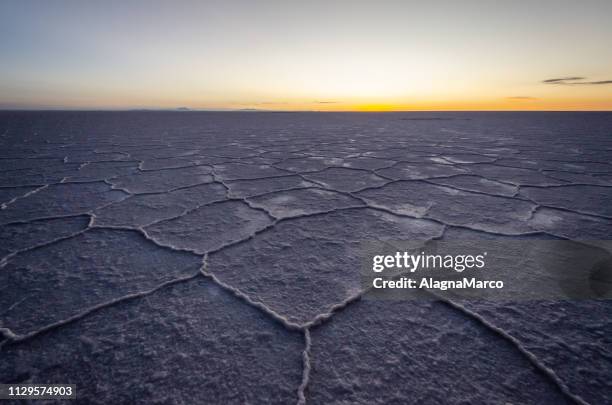 uyuni salt flat - ambientazione tranquilla stock-fotos und bilder