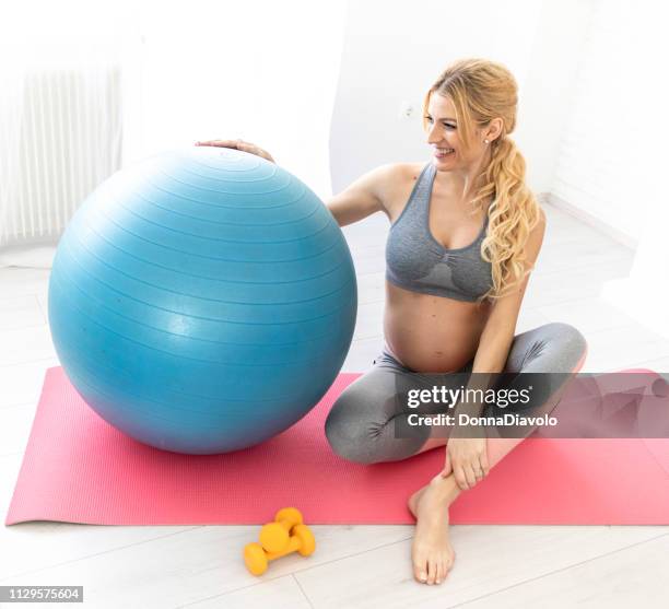 ejercicios de pilates prenatal - yoga ball fotografías e imágenes de stock