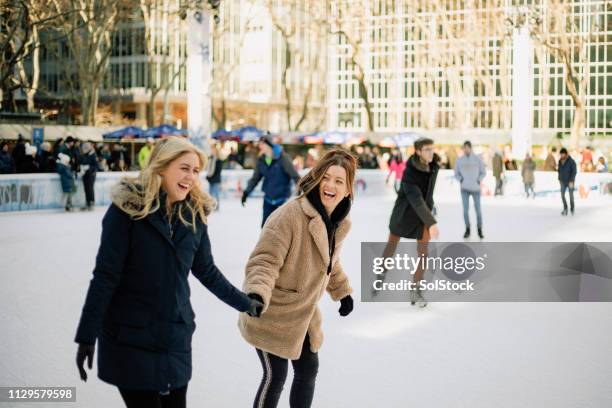 divertirsi sulla pista di pattinaggio sul ghiaccio - i love new york foto e immagini stock