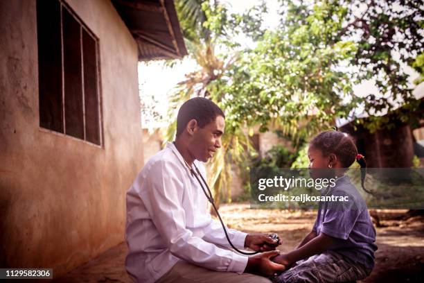 doctor meet african child - africa imagens e fotografias de stock