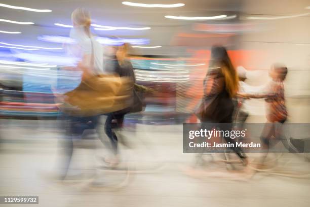 blurred business people - folgen bewegungsaktivität stock-fotos und bilder