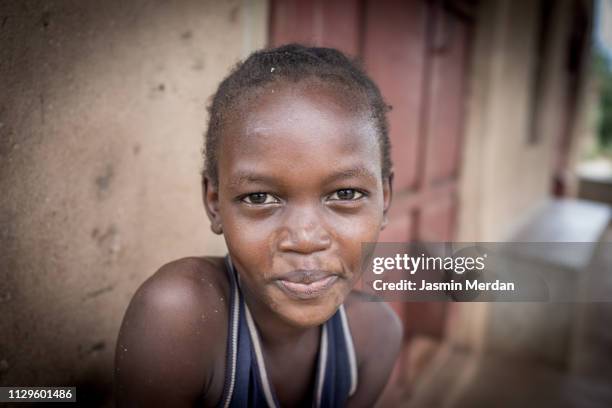 young african girl smiling - native african ethnicity 個照片及圖片檔