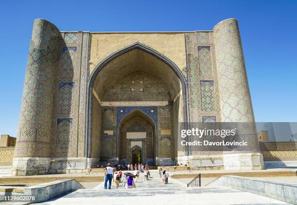 people, tourists entering tha bibi khanum mosque in samarkand, uzbekistan - samarkand stock pictures, royalty-free photos & images