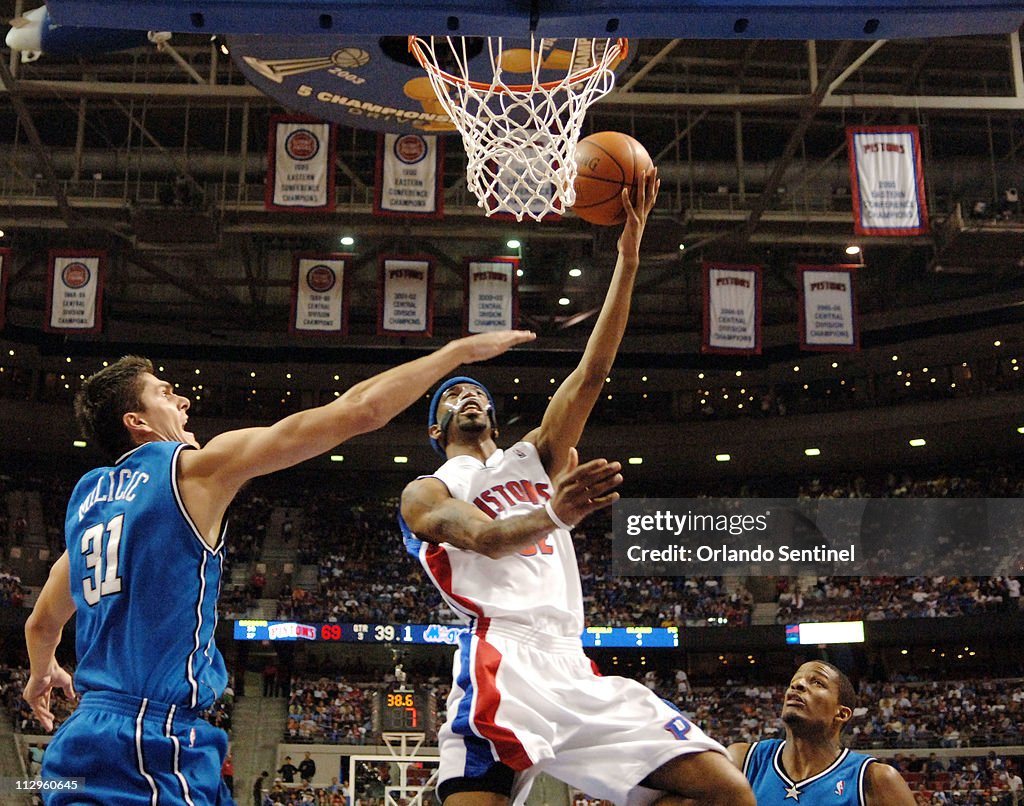 Detroit Pistons guard Richard Hamilton drives to the basket