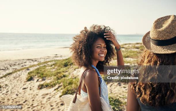 het strand is zelfs beter met uw bestie - retreat women diverse stockfoto's en -beelden