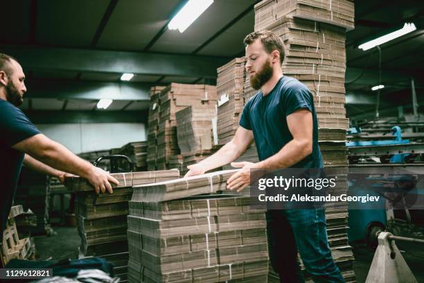 collègues, ce qui donne un travail main - soulever photos et images de collection