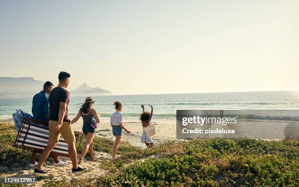 sonne, strand und freunde... nichts mehr werden noch benötigt - arm sun beach stock-fotos und bilder