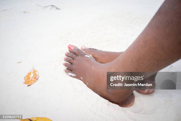 african woman's feet in beach sand - african american teen stockfoto's en -beelden